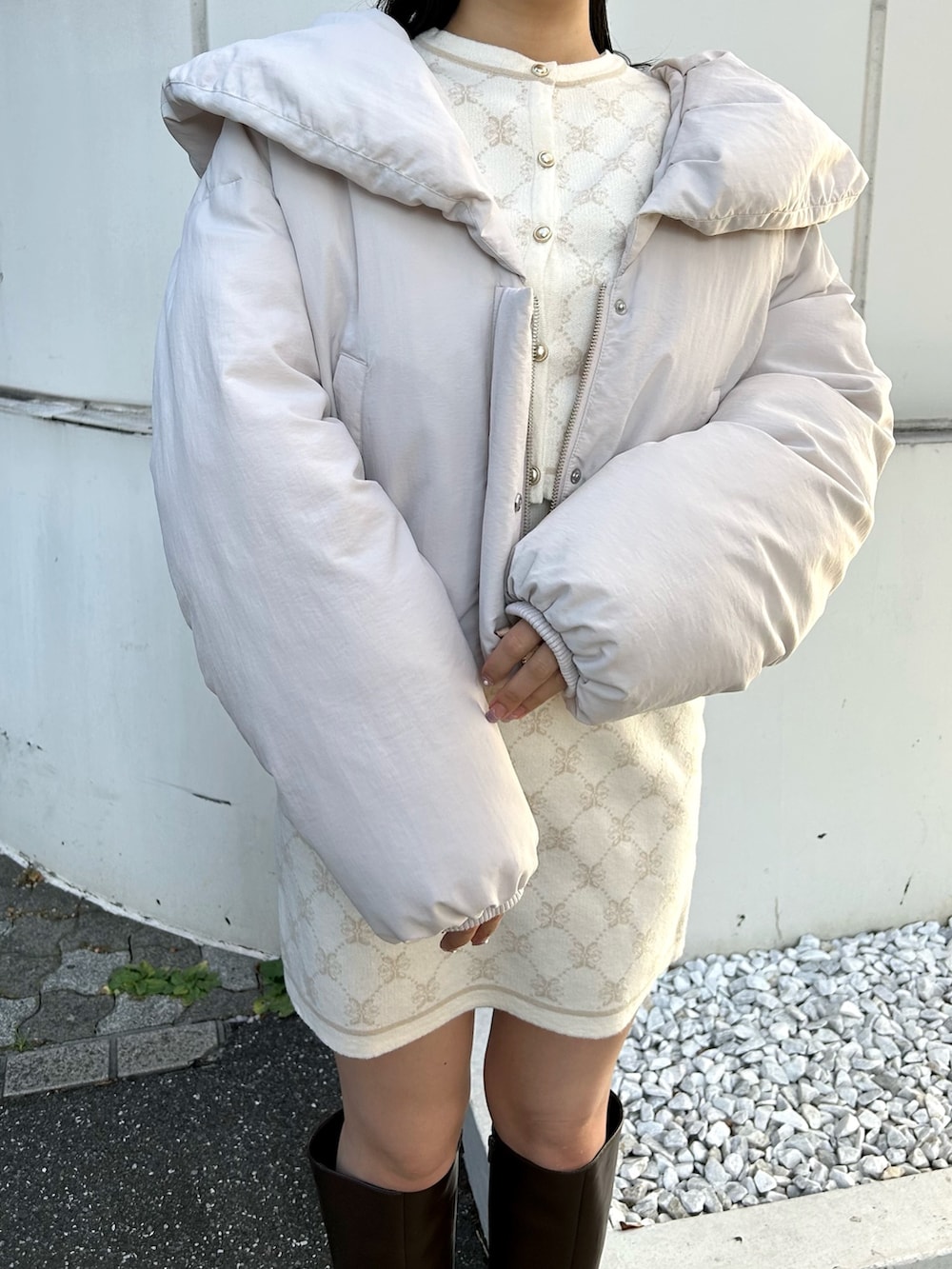 ホワイト系のワンピース、ホワイト系のダウンジャケット/コート、ブラウン系のブーツを着用したレディースの冬コーディネートの4枚目の写真