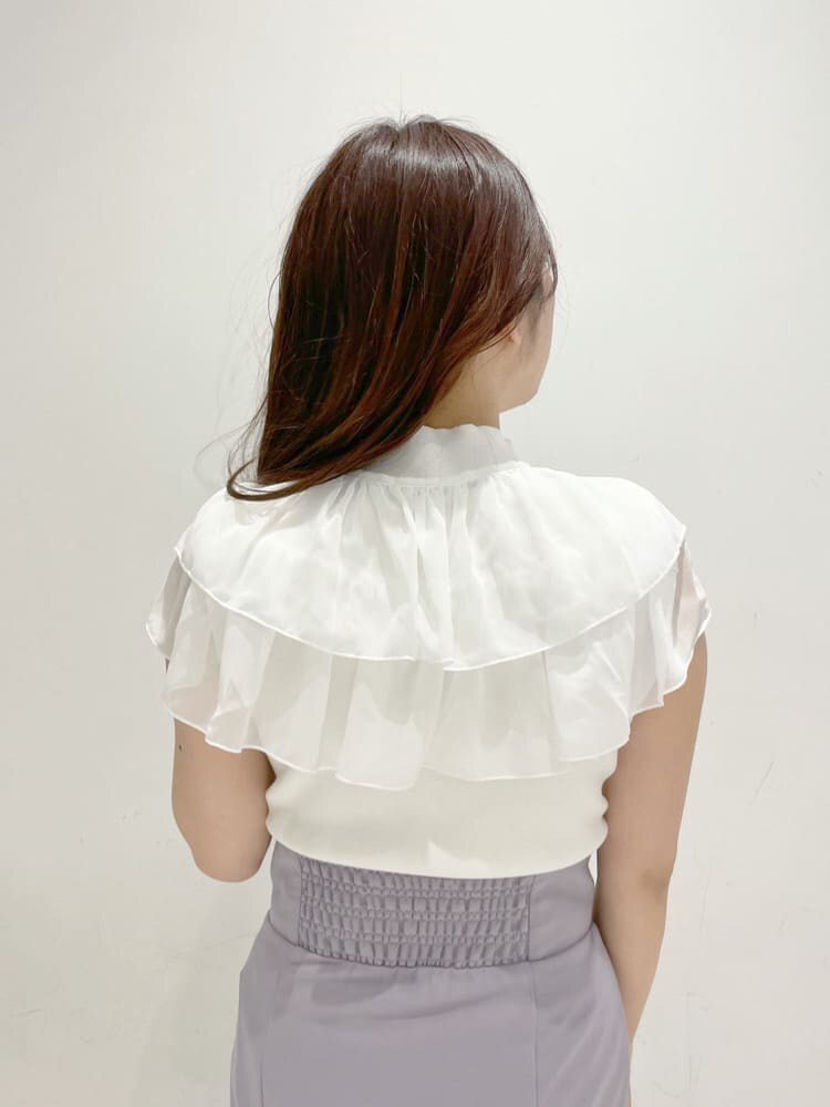 パープル系のスカート、その他のサンダル、ホワイト系のニット/セーターを着用したレディースの春コーディネートの6枚目の写真