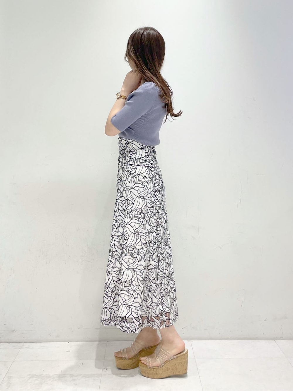 ブラック系のスカート、その他のサンダル、ブルー系のニット/セーターを着用したレディースの春コーディネートの2枚目の写真