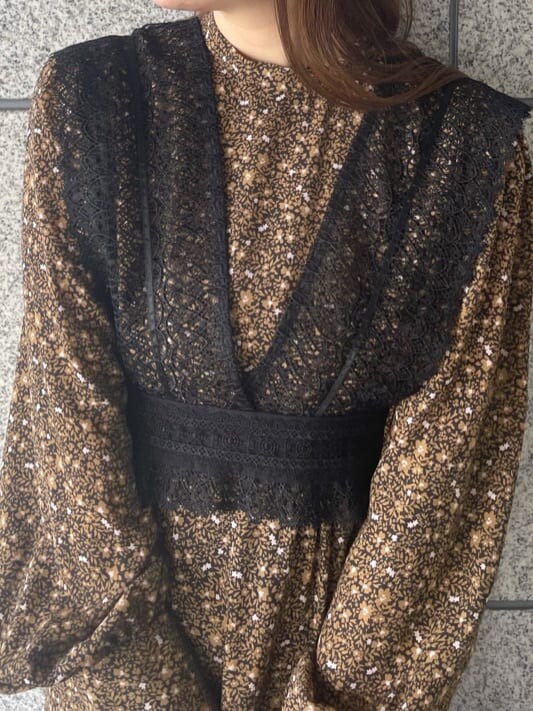 ブラック系のその他シューズ、ブラック系のテーラードジャケット、ブラック系のワンピースを着用したレディースの秋コーディネートの6枚目の写真