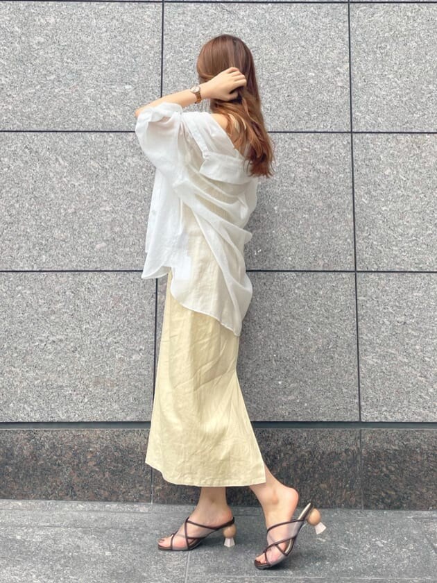 ホワイト系のシャツ/ブラウス、イエロー系のワンピース、ブラウン系のサンダルを着用したレディースの夏コーディネートの2枚目の写真