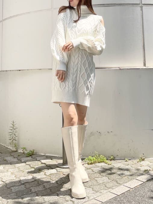 ホワイト系のワンピース、ホワイト系のブーツを着用したレディースの夏コーディネートの3枚目の写真