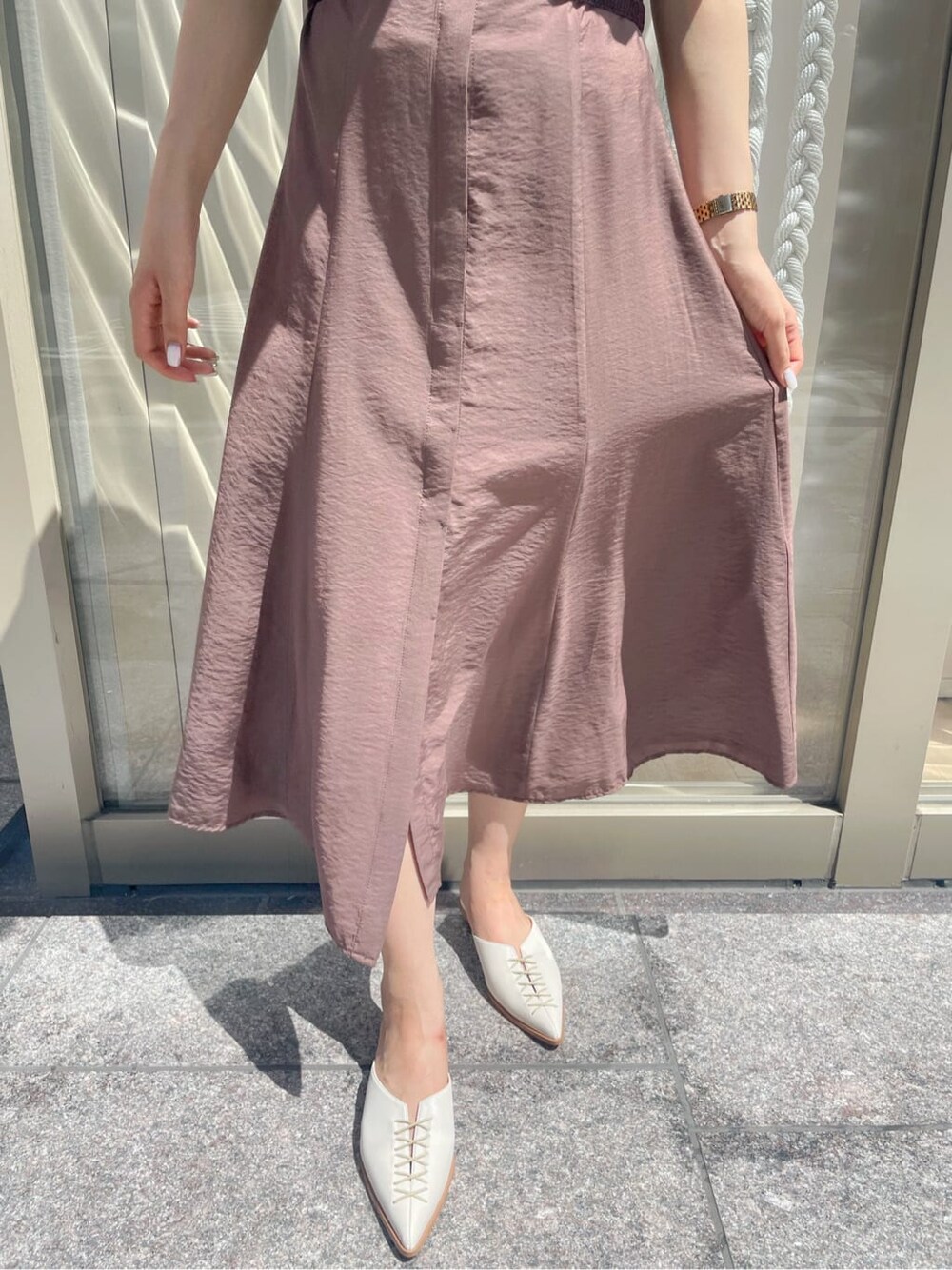 ブラウン系のワンピース、ホワイト系のサンダル、ブラウン系のニット/セーターを着用したレディースの秋コーディネートの8枚目の写真