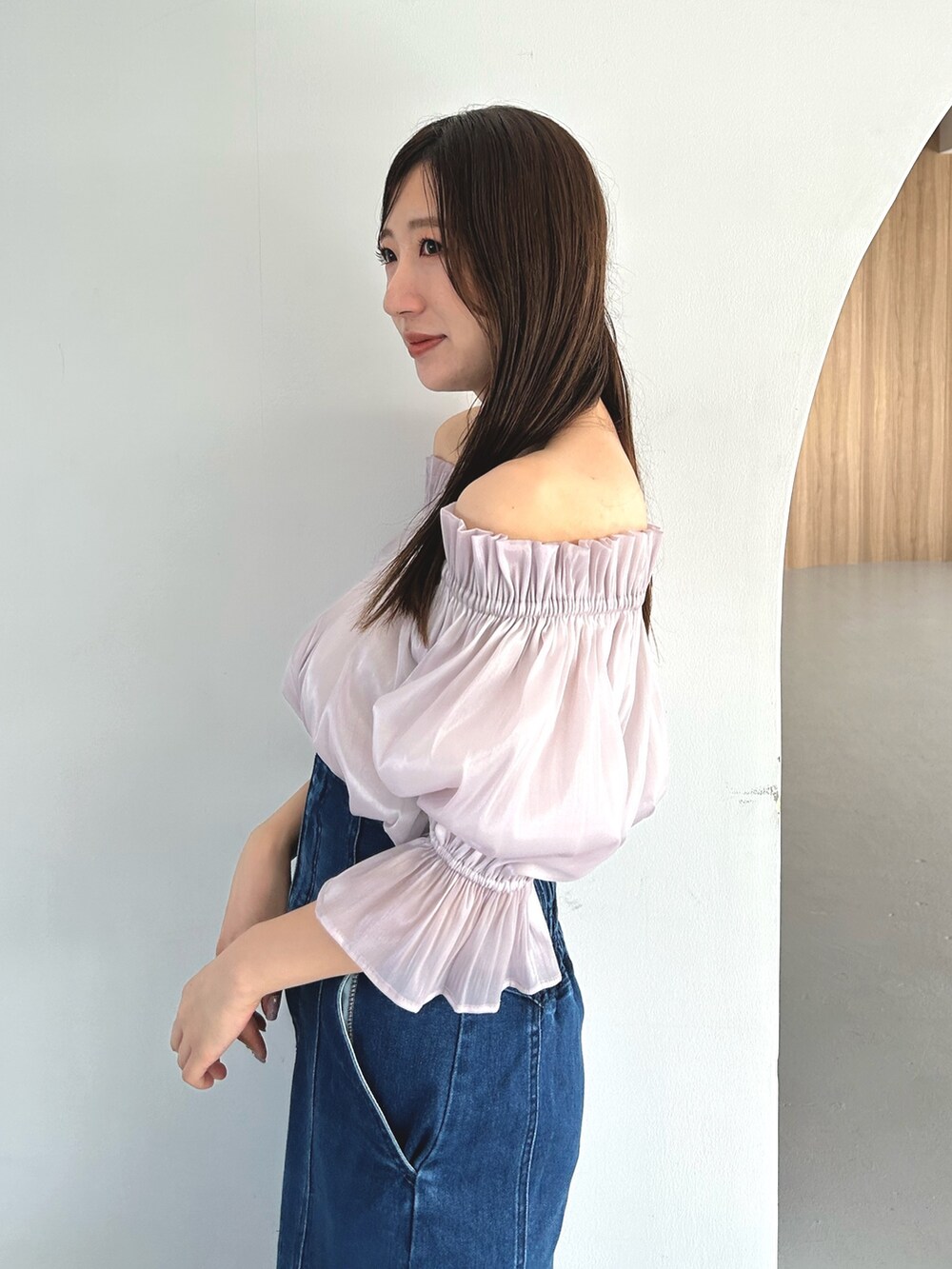 パープル系のシャツ/ブラウス、ブルー系のデニムスカート、ホワイト系のパンプスを着用したレディースの春コーディネートの7枚目の写真