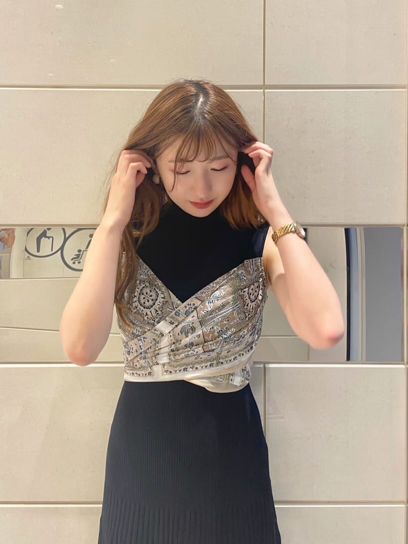 ブラック系のワンピース、ブラック系のサンダルを着用したレディースの夏コーディネートの4枚目の写真