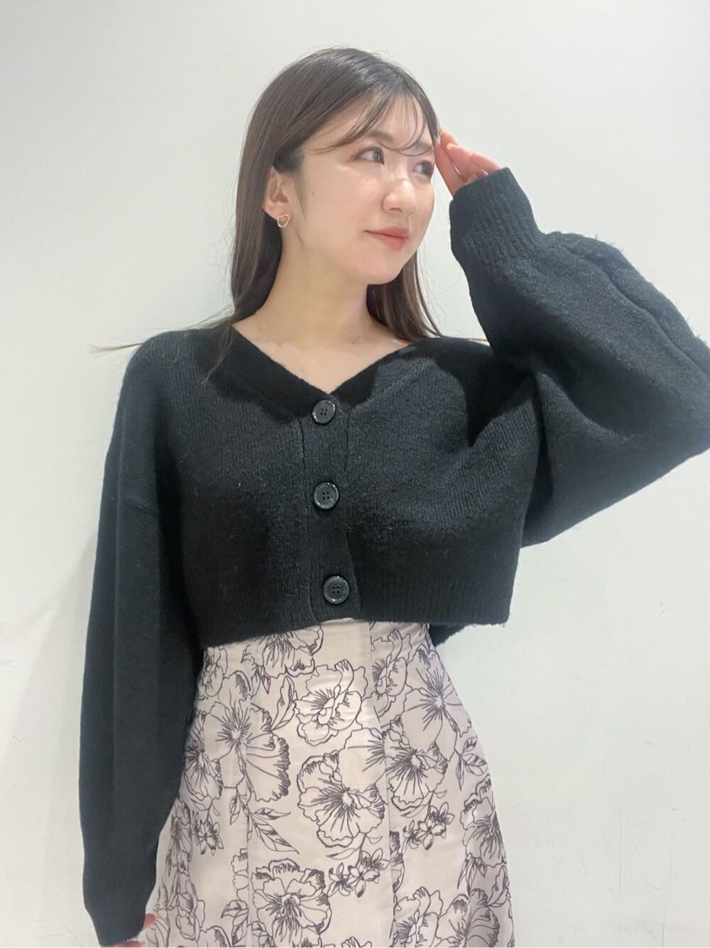 ベージュ系のスカート、ブラック系のカーディガン/ボレロ、ベージュ系のその他シューズを着用したレディースの冬コーディネートの2枚目の写真