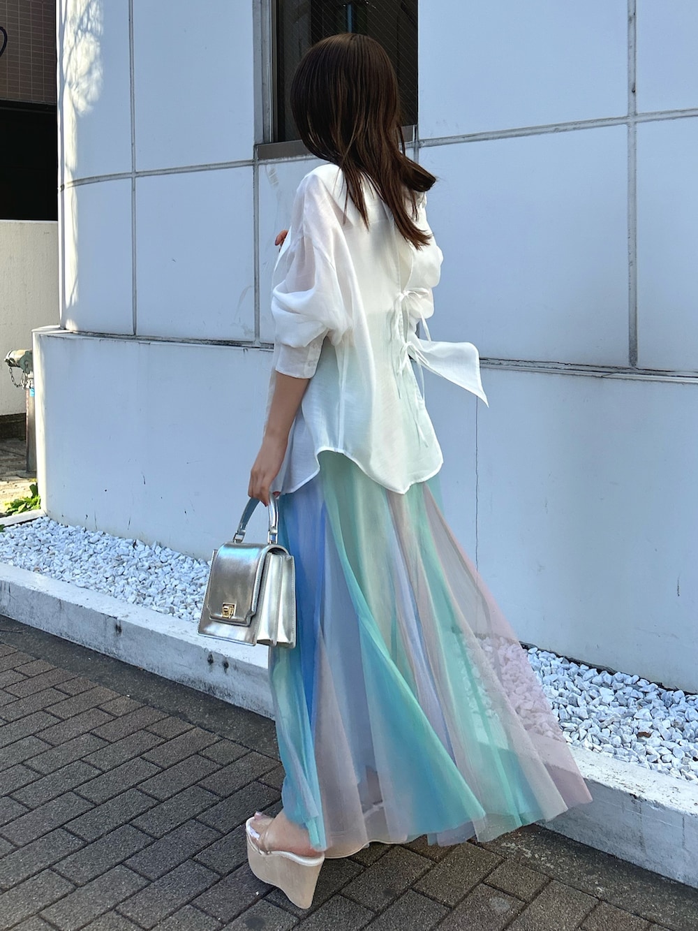 ホワイト系のニット/セーター、その他のサンダル、その他のスカートを着用したレディースの春コーディネートの3枚目の写真