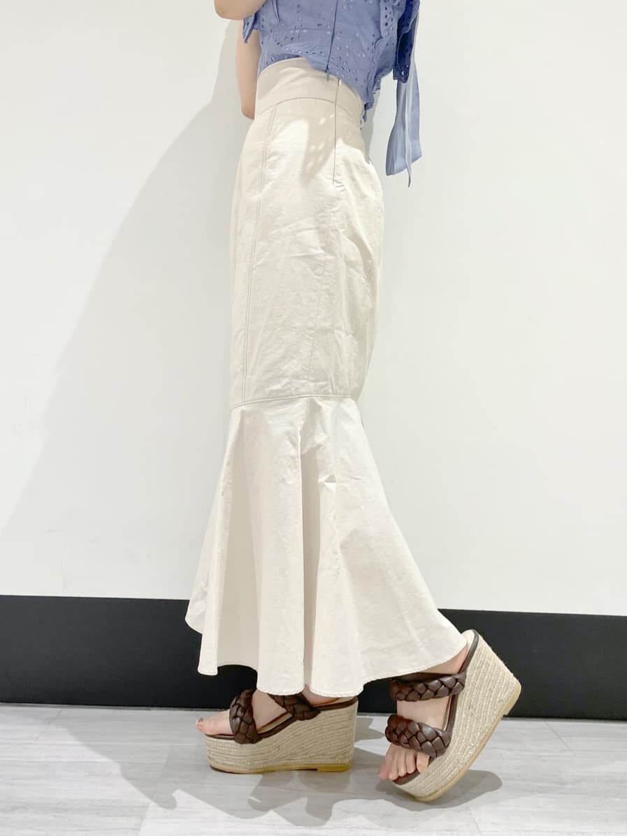 ブルー系のシャツ/ブラウス、ホワイト系のスカート、ブラウン系のサンダルを着用したレディースの冬コーディネートの7枚目の写真