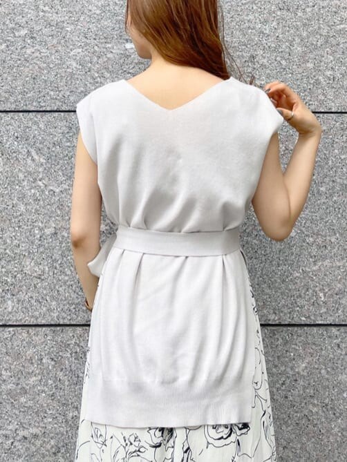 ホワイト系のワンピース、ブラック系のサンダルを着用したレディースの夏コーディネートの5枚目の写真