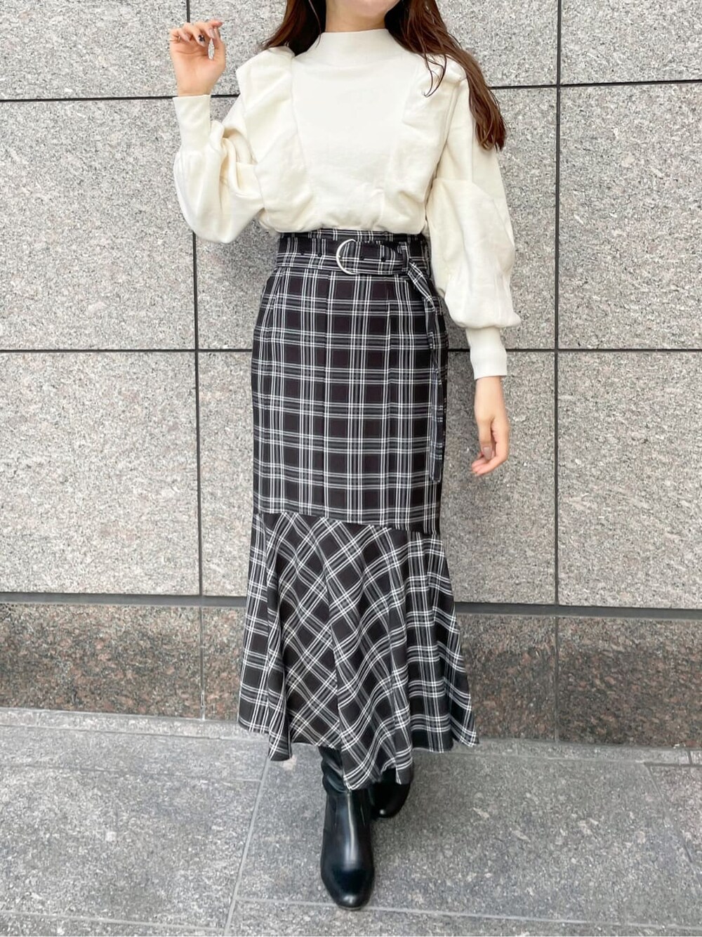 ブラック系のその他シューズ、ホワイト系のブルゾン、ホワイト系のニット/セーターを着用したレディースの秋コーディネートの4枚目の写真