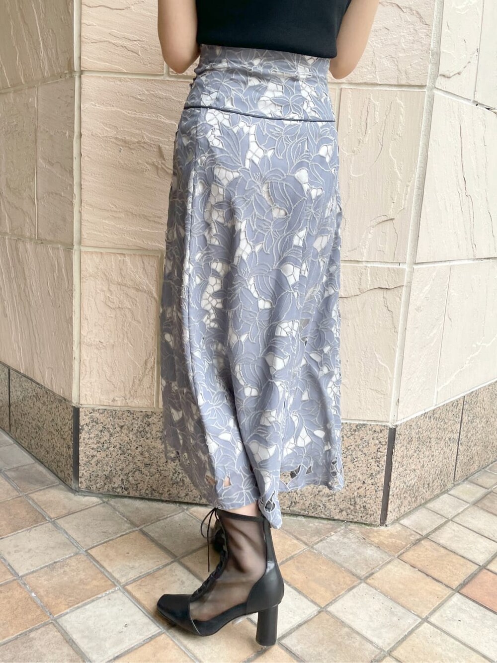 ブラック系のライダースジャケット、ブラック系のその他シューズ、ブラック系のニット/セーターを着用したレディースの春コーディネートの6枚目の写真