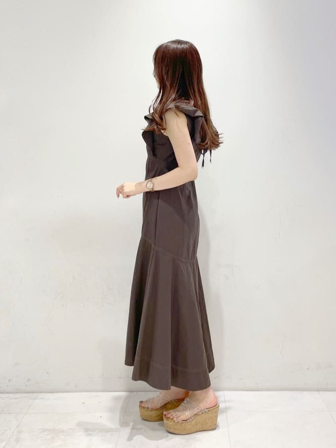 その他のサンダル、ブラウン系のワンピースを着用したレディースの春コーディネートの2枚目の写真