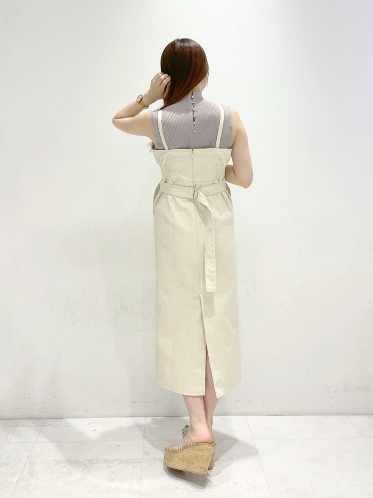 ホワイト系のジャンパースカート、グレー系のニット/セーターを着用したレディースの春コーディネートの3枚目の写真