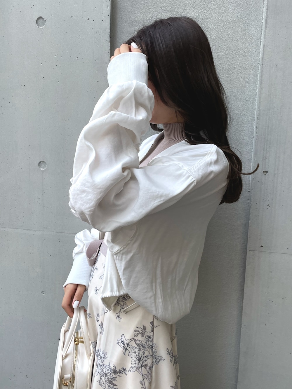 ブラック系のブーツ、ブラック系のハンドバッグ、ホワイト系のワンピースを着用したレディースの春コーディネートの8枚目の写真