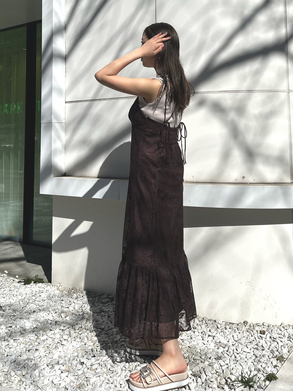 ブラウン系のワンピース、ベージュ系のサンダル、ピンク系のニット/セーターを着用したレディースの冬コーディネートの4枚目の写真