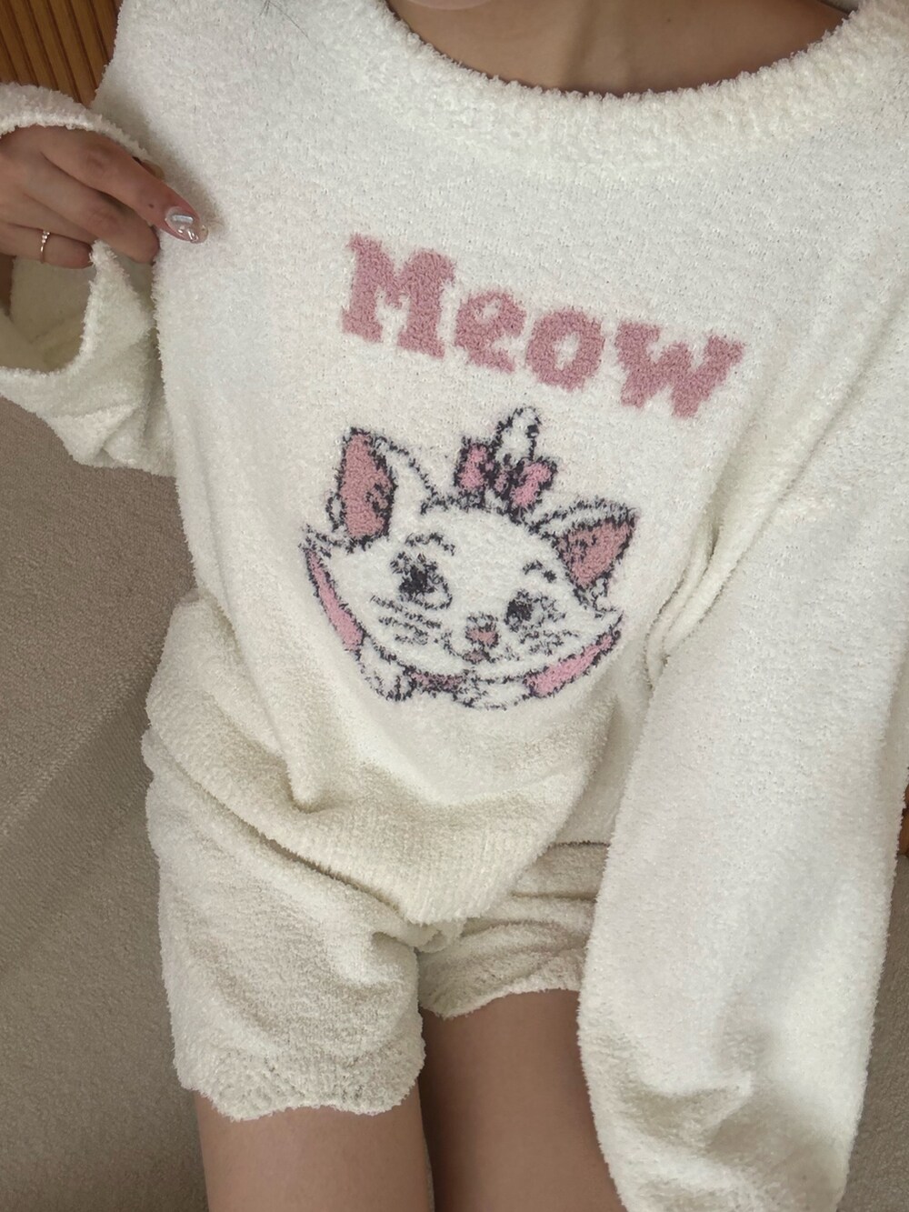 ホワイト系のルームウェア/パジャマを着用したレディースの秋コーディネートの4枚目の写真