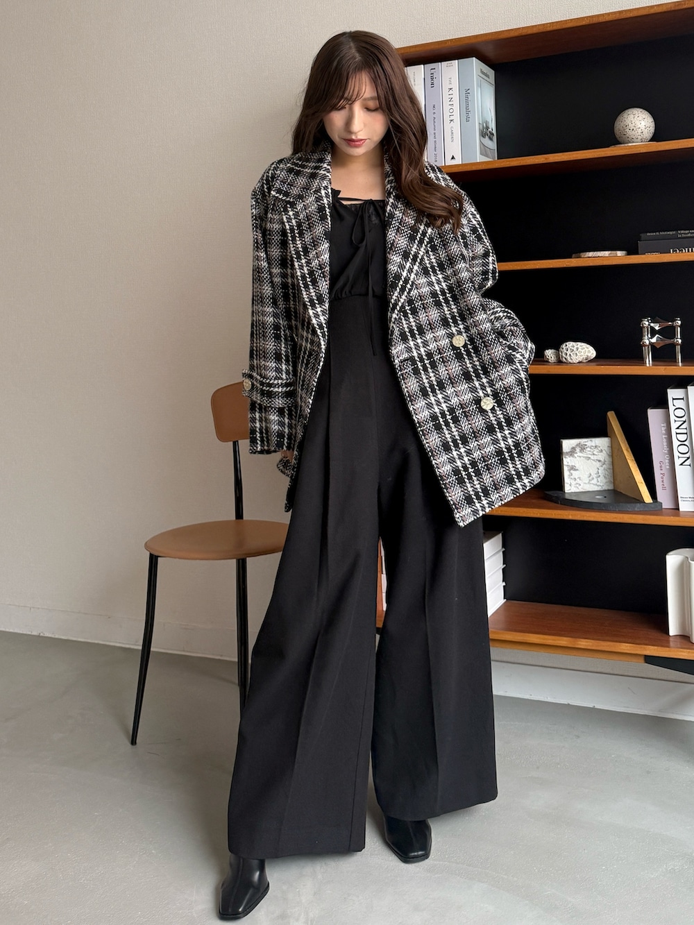 ブラック系のその他アウター、ブラック系のブーツを着用したレディースの秋コーディネートの2枚目の写真