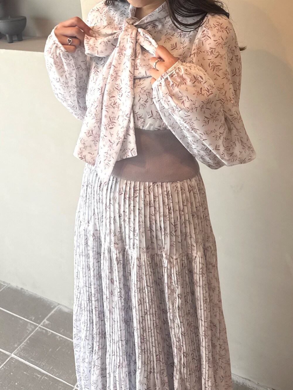 ピンク系のワンピース、ブラック系のブーツを着用したレディースの秋コーディネートの5枚目の写真