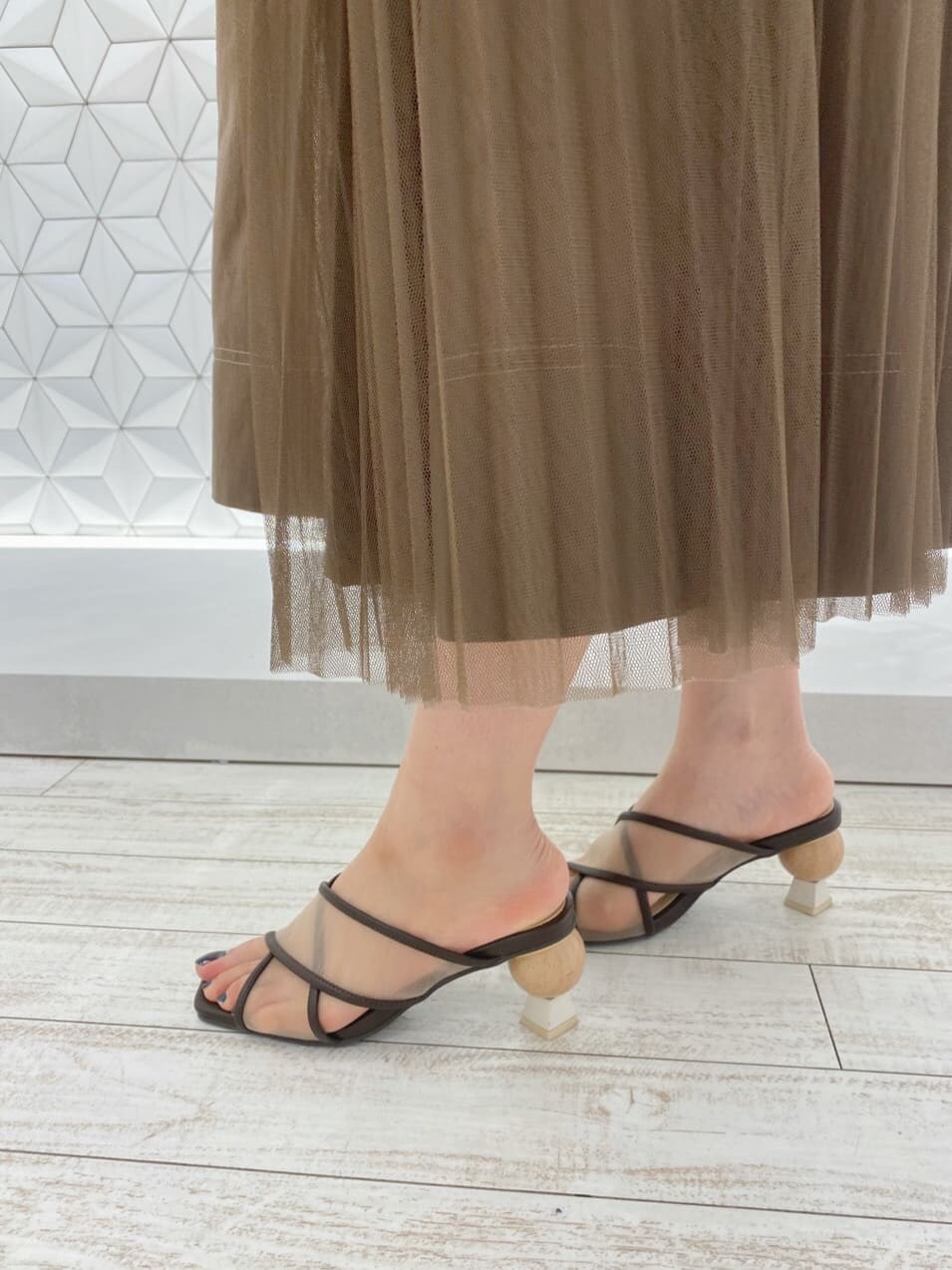 ブラック系のトートバッグ、ブラウン系のワンピース、ブラウン系のワンピースを着用したレディースの夏コーディネートの8枚目の写真