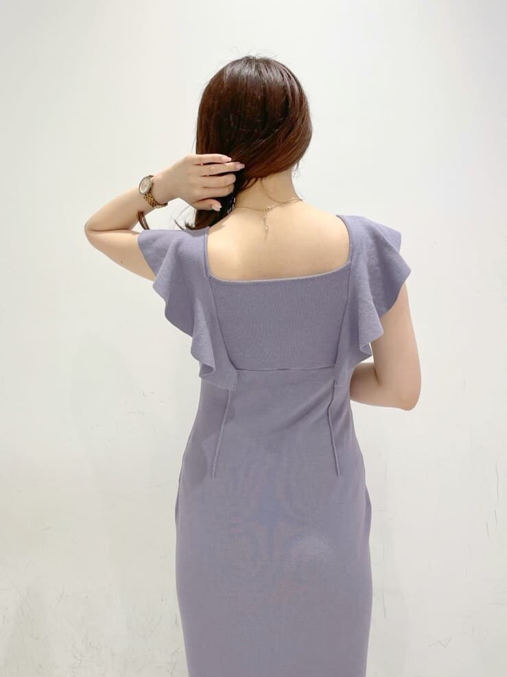 ホワイト系のサンダル、パープル系のワンピースを着用したレディースの春コーディネートの7枚目の写真