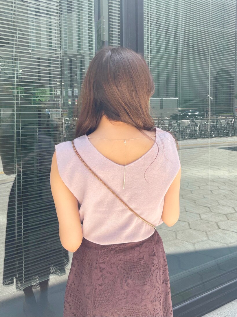 ベージュ系のサンダル、ブラウン系のスカート、ピンク系のニット/セーターを着用したレディースの春コーディネートの4枚目の写真