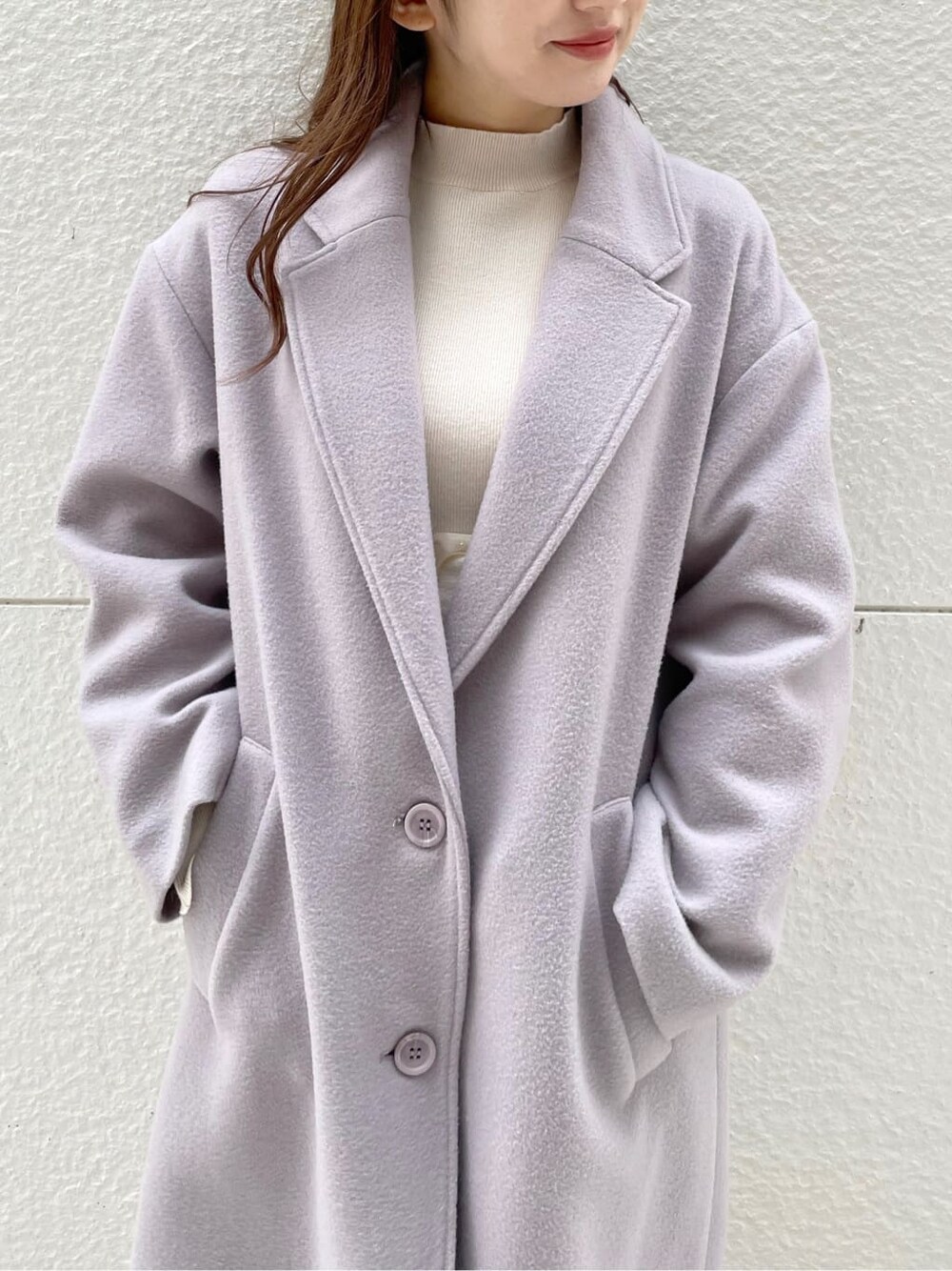 ピンク系のチェスターコート、ホワイト系のその他シューズを着用したレディースの冬コーディネートの4枚目の写真