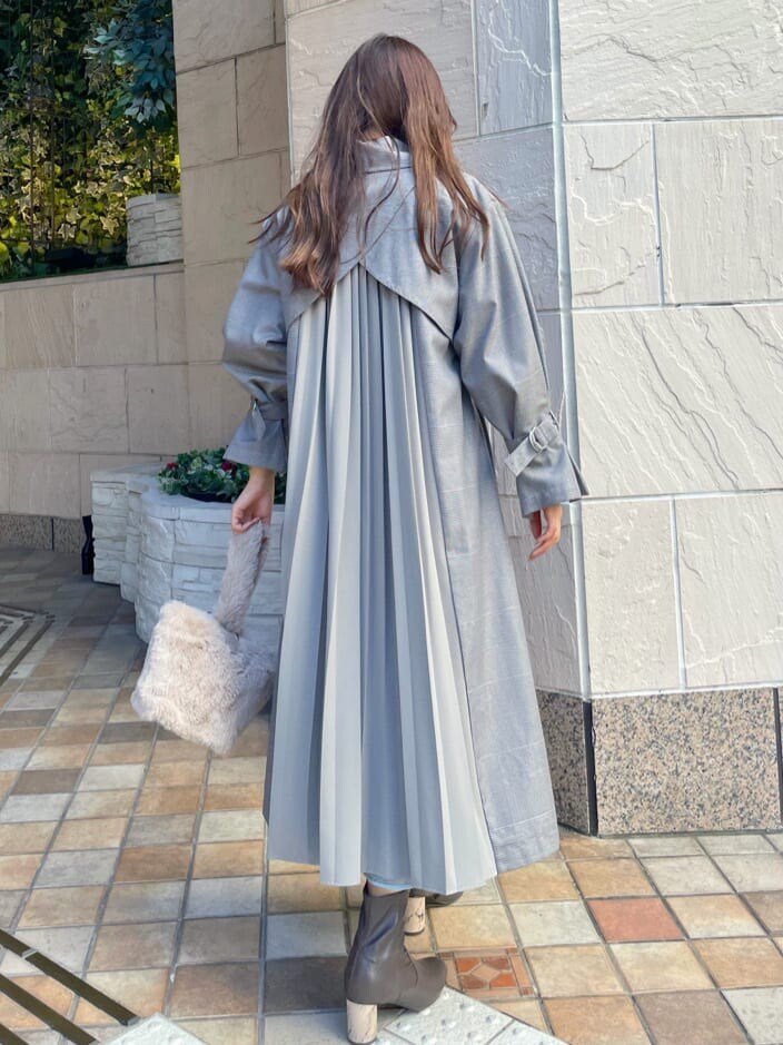 ブラウン系のその他シューズ、その他のチェスターコート、ベージュ系のハンドバッグを着用したレディースの秋コーディネートの2枚目の写真