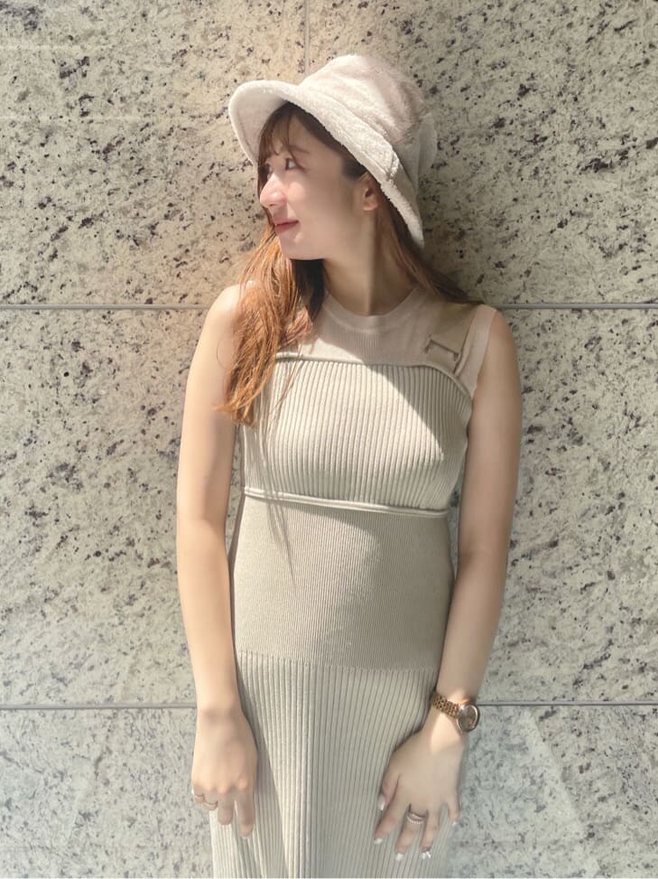 グリーン系のワンピース、ホワイト系のサンダル、ベージュ系のニット/セーターを着用したレディースの夏コーディネートの4枚目の写真