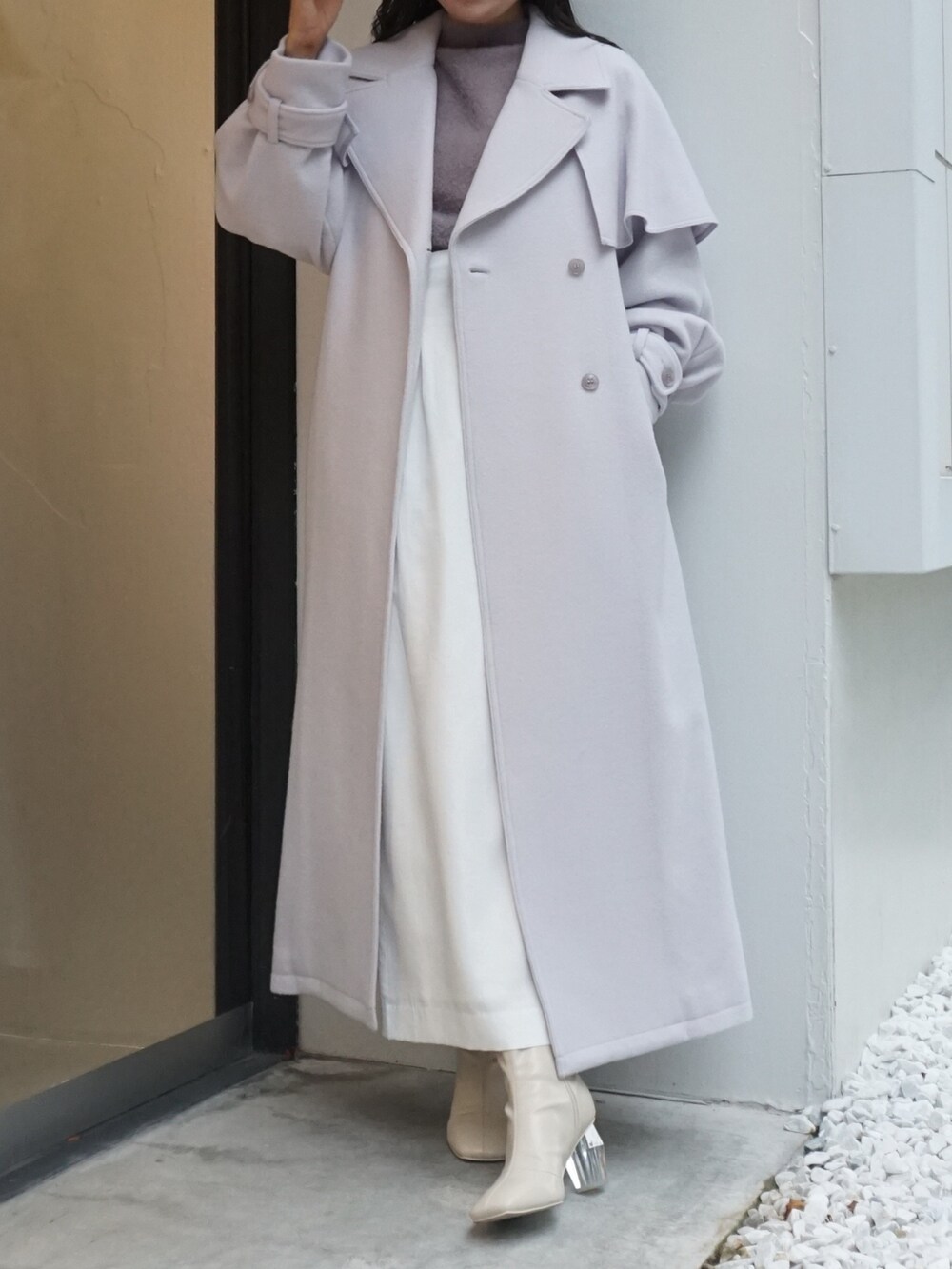 グレー系のその他アウター、ホワイト系のブーツを着用したレディースの冬コーディネートの3枚目の写真