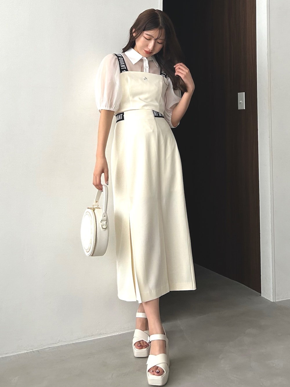 ホワイト系のシャツ/ブラウス、ホワイト系のスカート、ホワイト系のショルダーバッグを着用したレディースの冬コーディネートの2枚目の写真