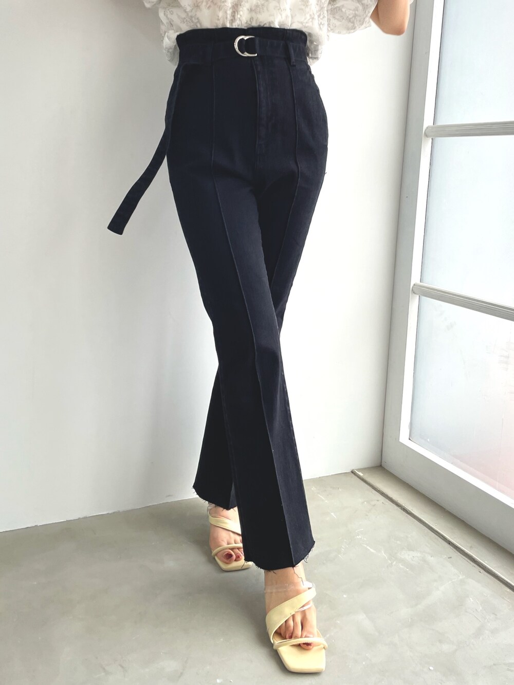 ブラック系のデニムパンツ、ベージュ系のシャツ/ブラウス、イエロー系のサンダルを着用したレディースの春コーディネートの4枚目の写真