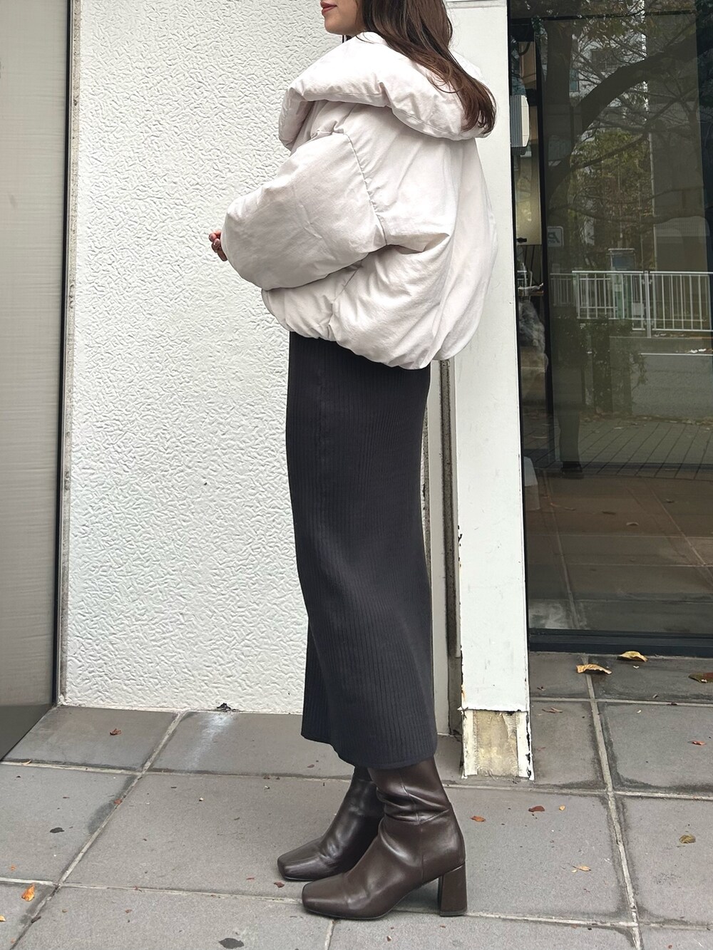 ブラウン系のブーツ、ピンク系のダウンジャケット/コート、グレー系のワンピースを着用したレディースの冬コーディネートの8枚目の写真