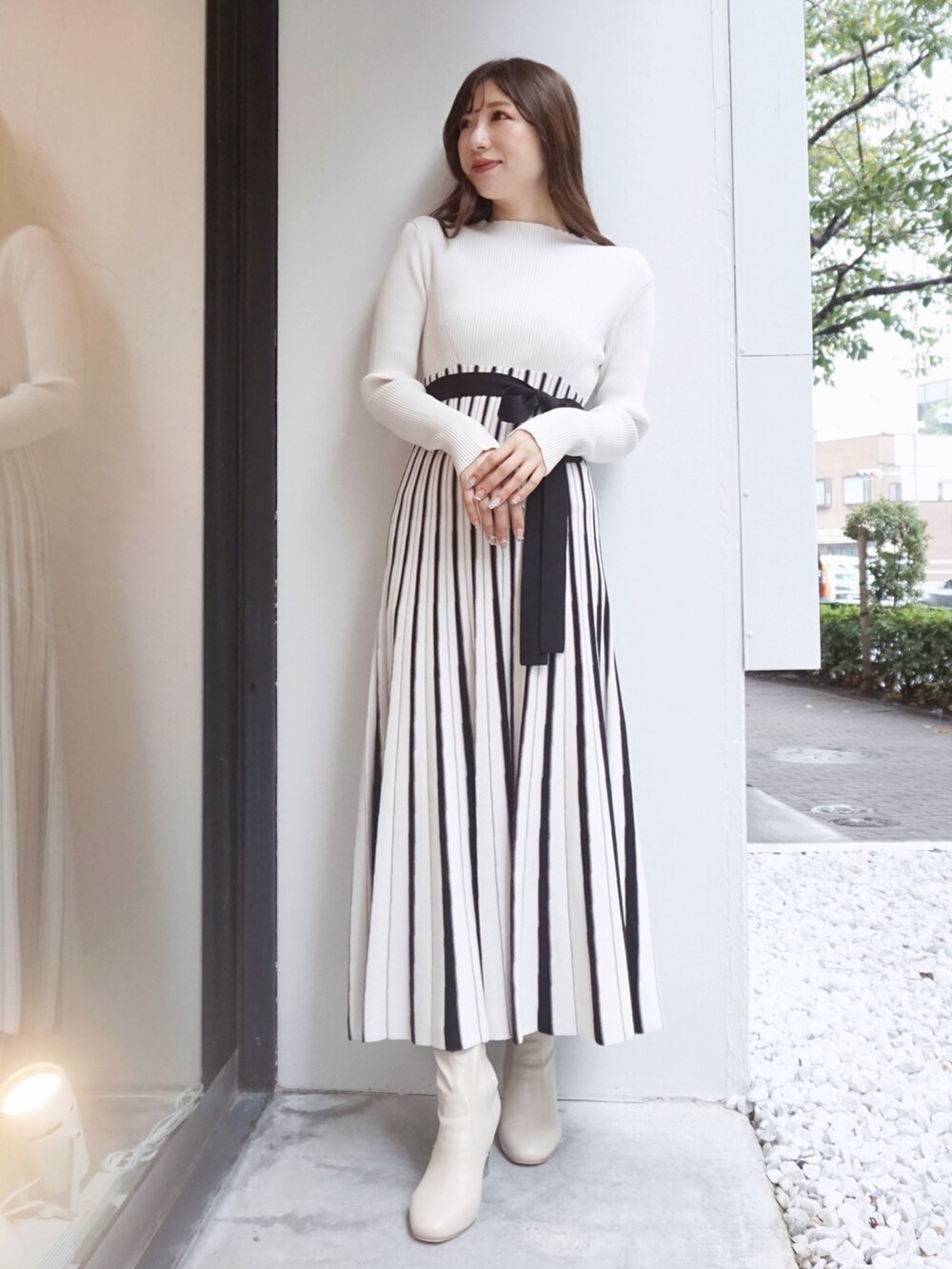 ホワイト系のワンピースを着用したレディースの冬コーディネートの2枚目の写真