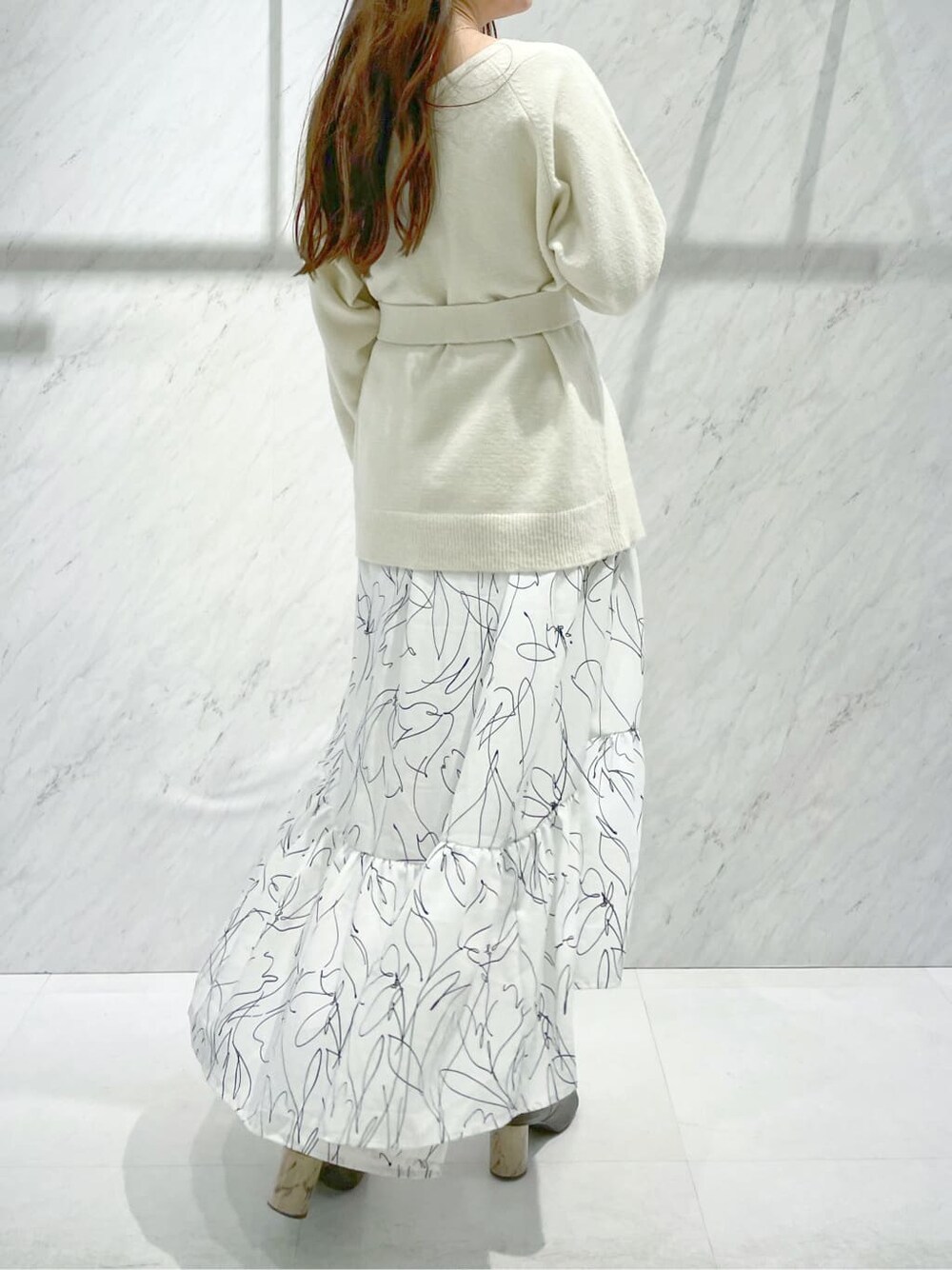 ブラウン系のその他シューズ、ホワイト系のワンピースを着用したレディースの秋コーディネートの3枚目の写真