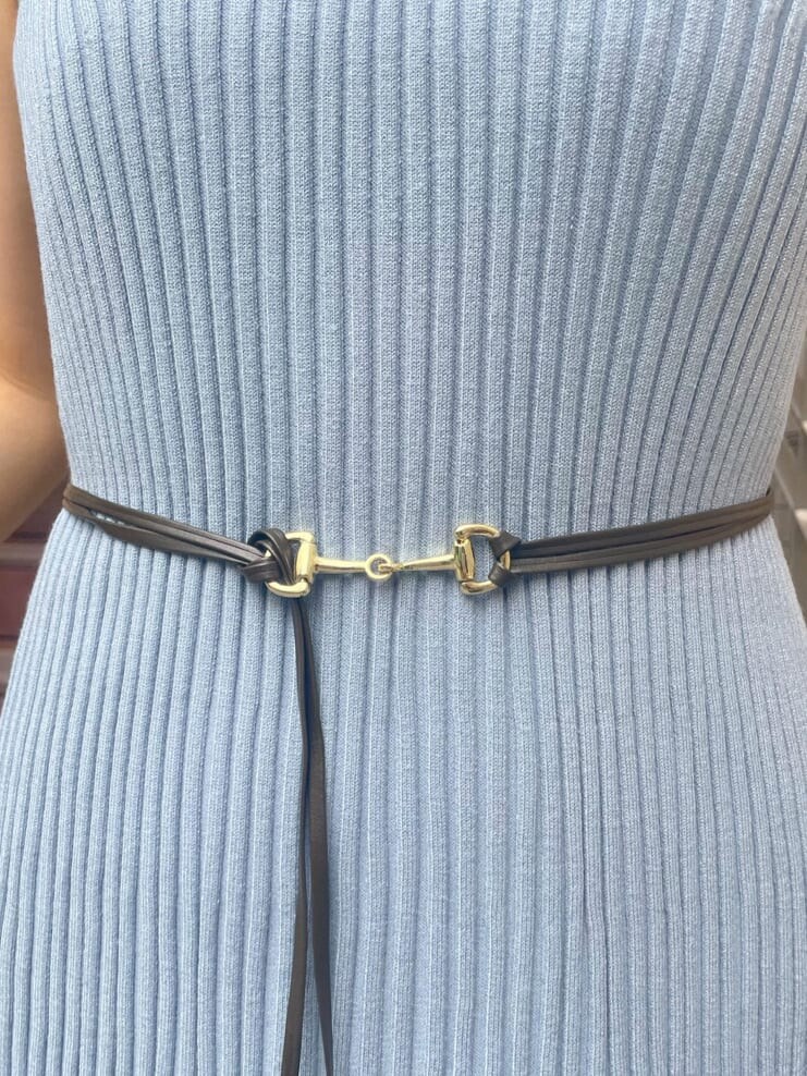 シルバー系のサンダル、ブルー系のワンピースを着用したレディースの夏コーディネートの7枚目の写真