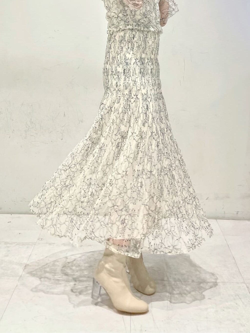 ホワイト系のシャツ/ブラウス、ホワイト系のスカートを着用したレディースの冬コーディネートの8枚目の写真