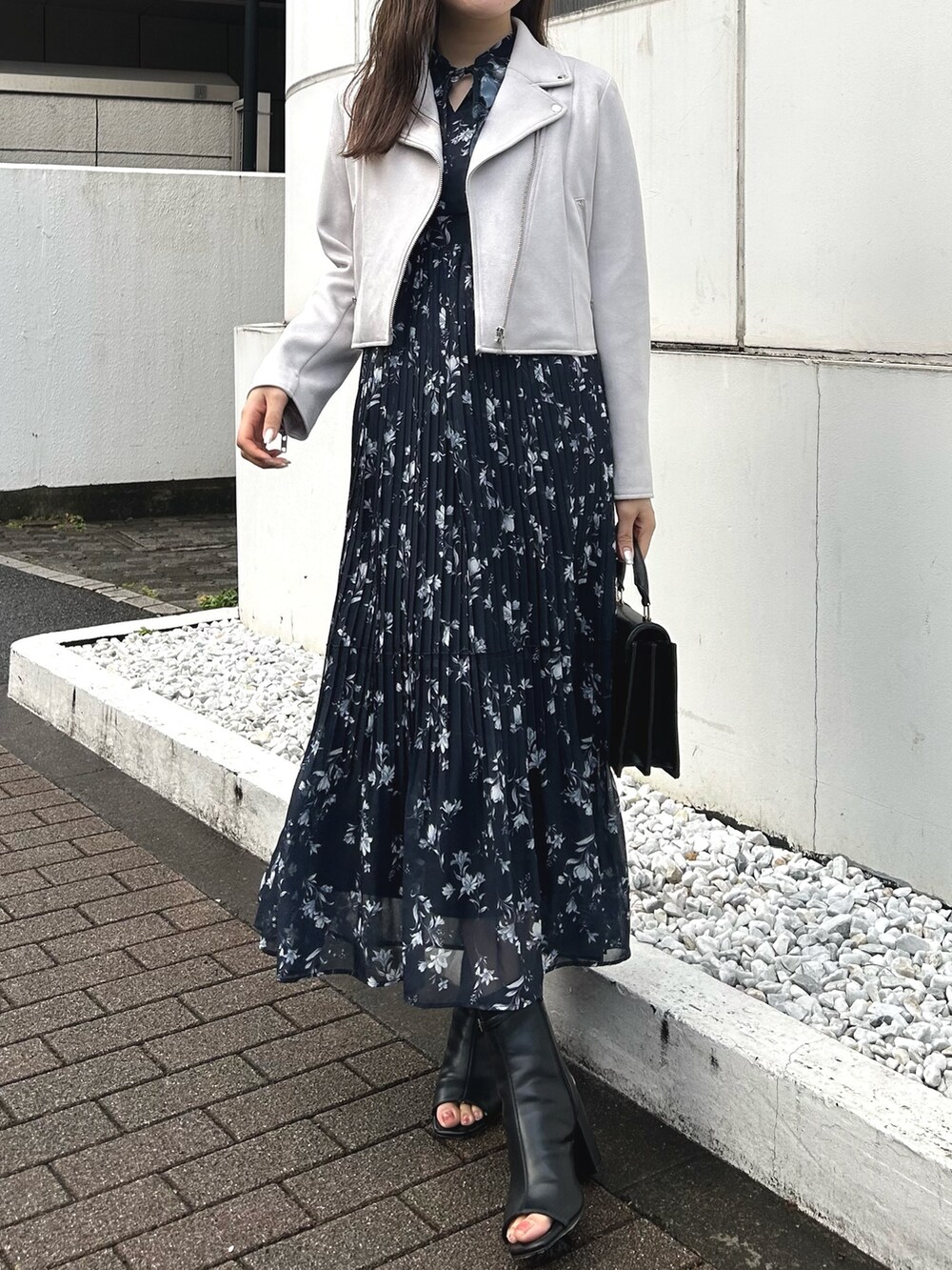 ブルー系のワンピース、ブラック系のブーツ、ブラック系のハンドバッグを着用したレディースの春コーディネートの9枚目の写真