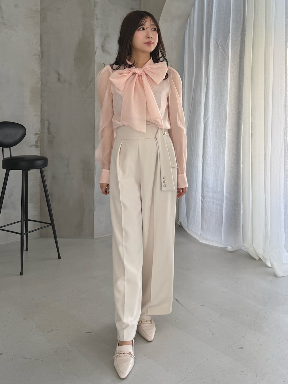 ホワイト系のテーラードジャケット、ホワイト系のその他パンツ、ホワイト系のパンプスを着用したレディースの冬コーディネートの6枚目の写真