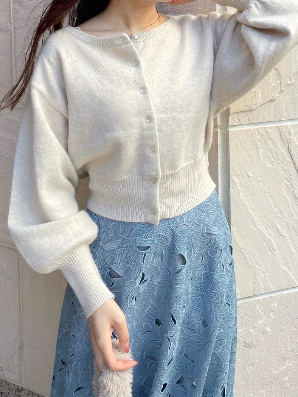 ブラウン系のその他シューズ、ブルー系のスカート、ホワイト系のニット/セーターを着用したレディースの秋コーディネートの5枚目の写真