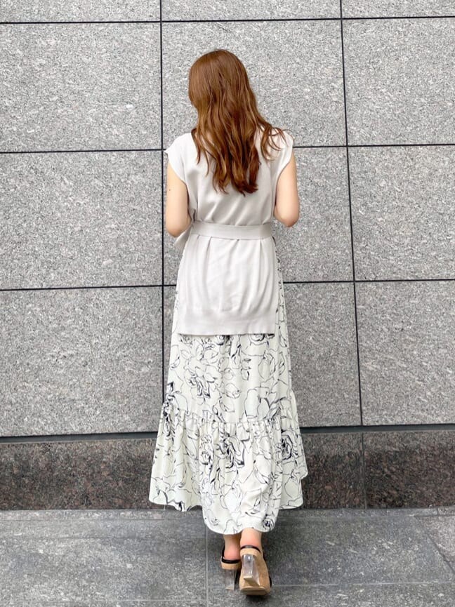 ホワイト系のワンピース、ブラック系のサンダルを着用したレディースの夏コーディネートの2枚目の写真