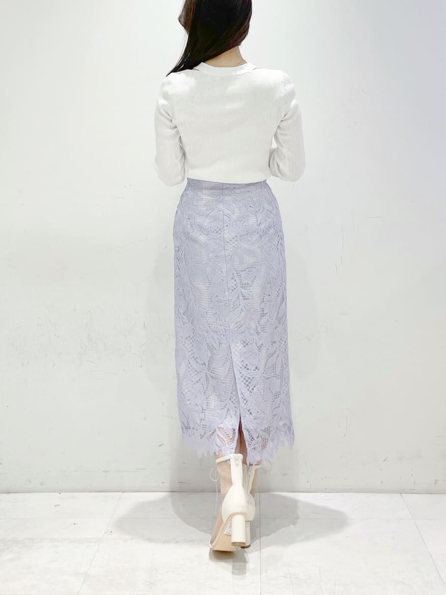 パープル系のスカート、ホワイト系のその他シューズ、ホワイト系のカーディガン/ボレロを着用したレディースの冬コーディネートの3枚目の写真