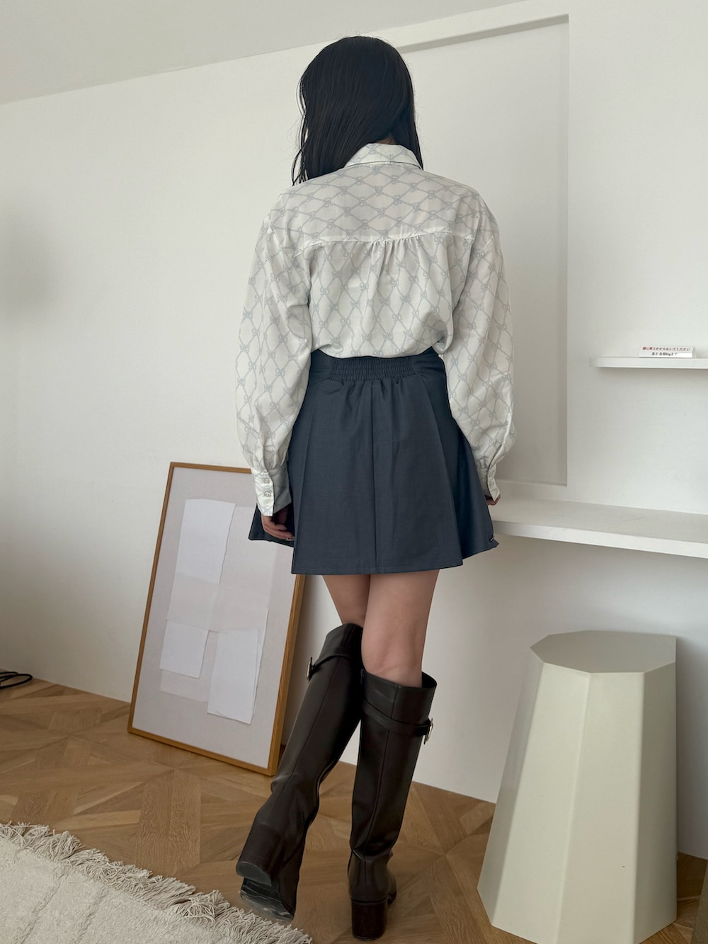 グレー系のスカート、その他のシャツ/ブラウス、ブラウン系のブーツを着用したレディースの秋コーディネートの3枚目の写真