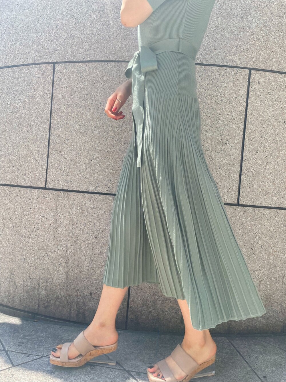 グリーン系のワンピース、ベージュ系のサンダルを着用したレディースの春コーディネートの5枚目の写真