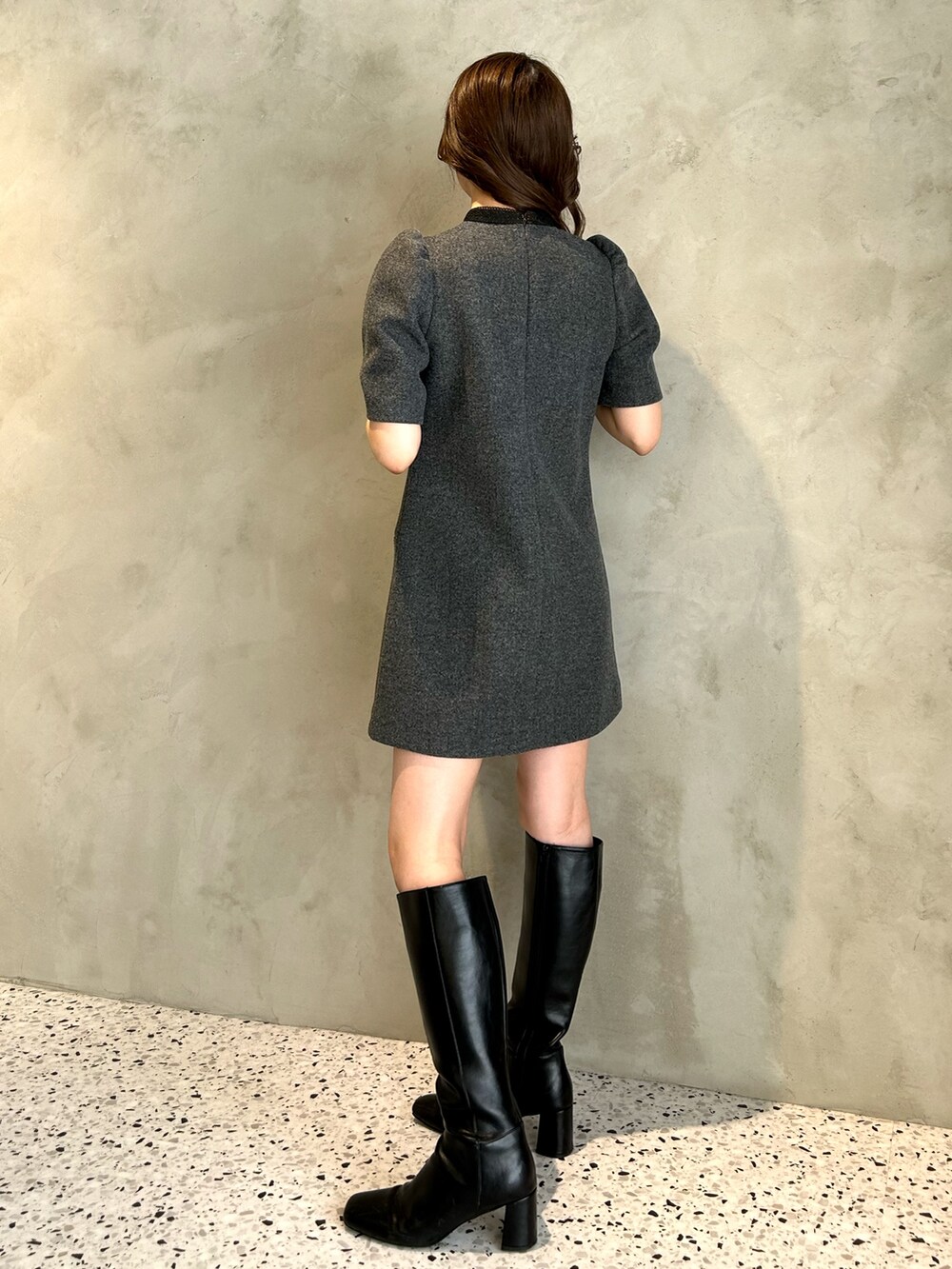 グレー系のワンピースを着用したレディースの秋コーディネートの3枚目の写真