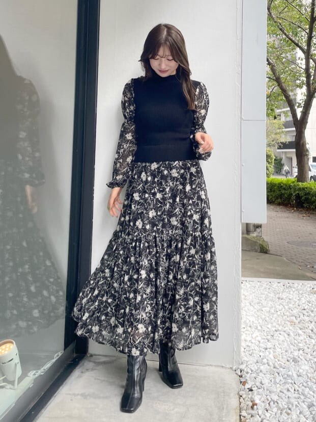 ベージュ系のムートンコート、ベージュ系のムートンコート、ブラック系のワンピースを着用したレディースの秋コーディネートの7枚目の写真