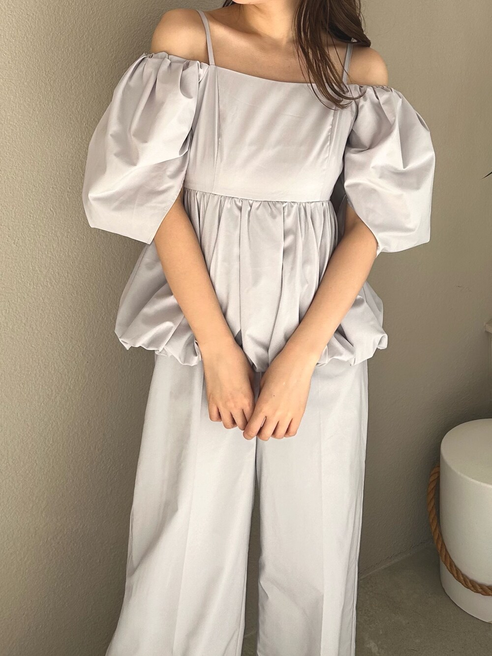 グレー系のサロペット/オーバーオール、ホワイト系のパンプスを着用したレディースの冬コーディネートの6枚目の写真