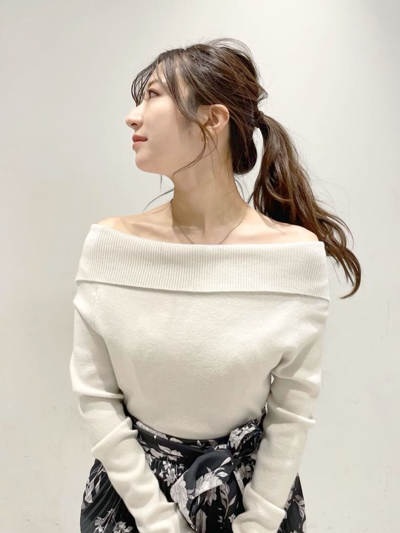 ホワイト系のニット/セーター、ブラック系のスカートを着用したレディースの冬コーディネートの3枚目の写真