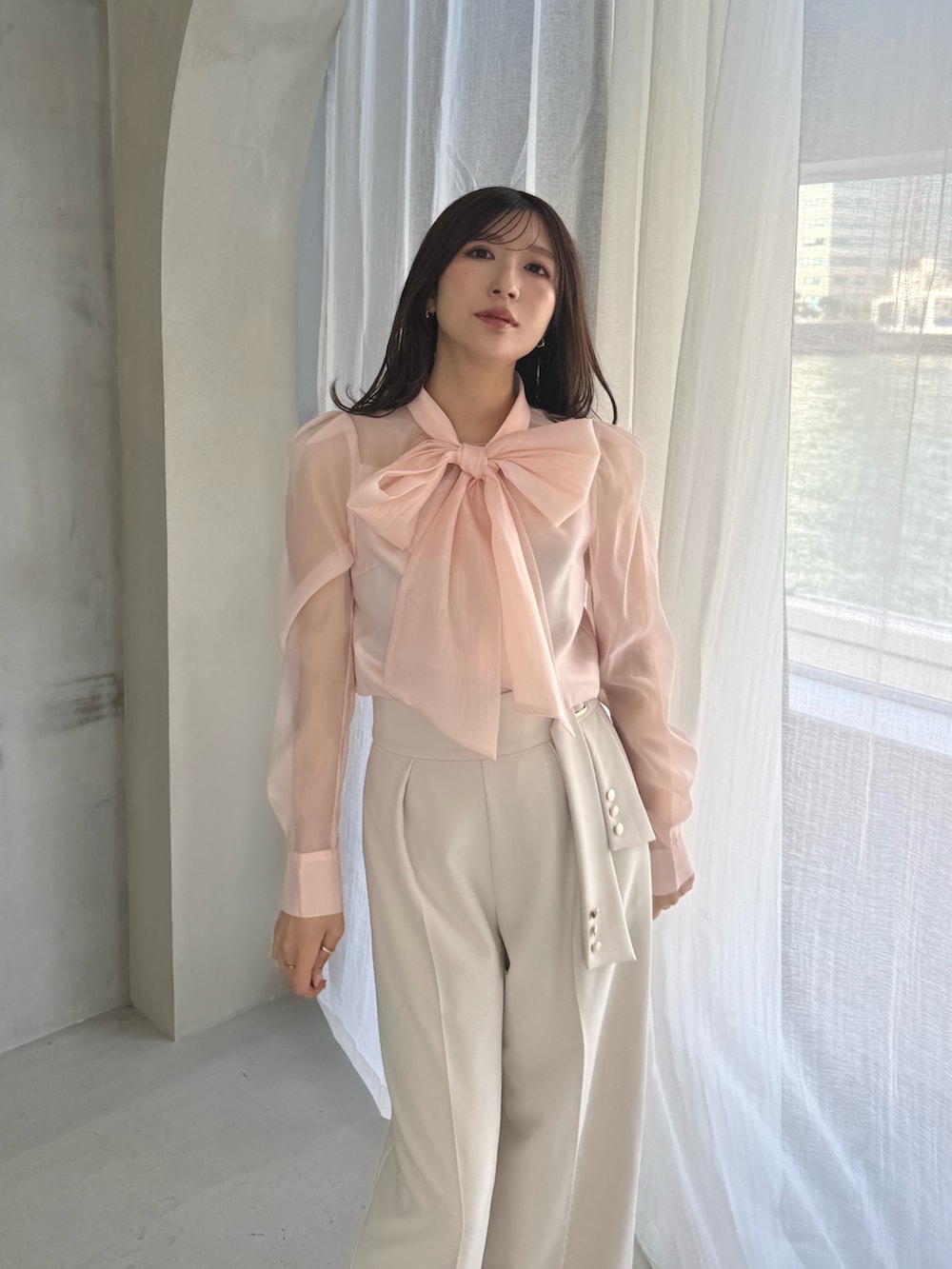 ホワイト系のテーラードジャケット、ホワイト系のその他パンツ、ホワイト系のパンプスを着用したレディースの冬コーディネートの7枚目の写真