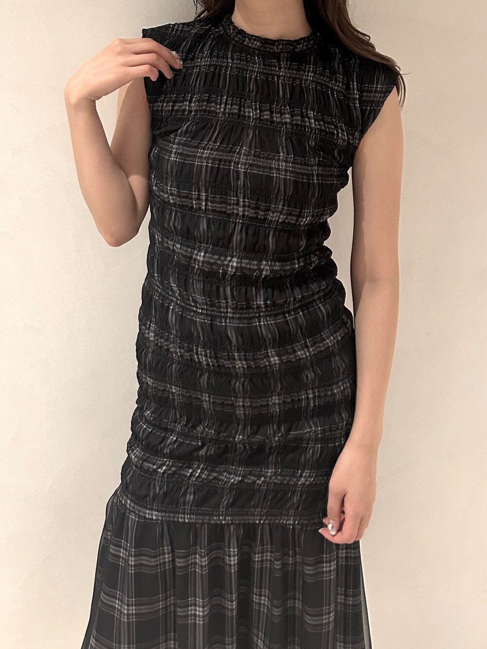 ブラック系のワンピース、ホワイト系のサンダルを着用したレディースの夏コーディネートの3枚目の写真