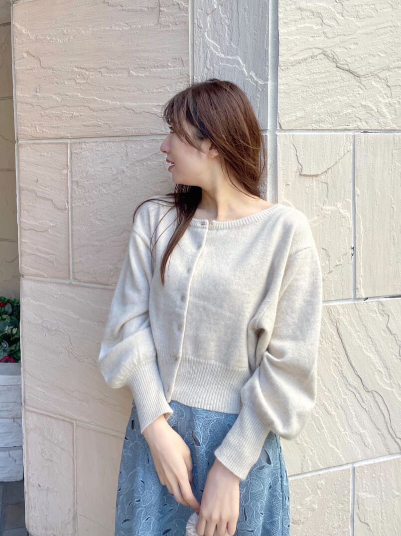 ブラウン系のその他シューズ、ブルー系のスカート、ホワイト系のニット/セーターを着用したレディースの秋コーディネートの3枚目の写真